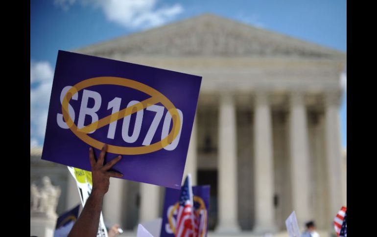 Se han producido distintas protestas contra la ley antnmigrantes, una de ellas, en abril a las afueras de la Suprema Corte. AFP  /