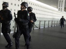 La corporación resguarda las instalaciones de la terminal aérea. EFE  /