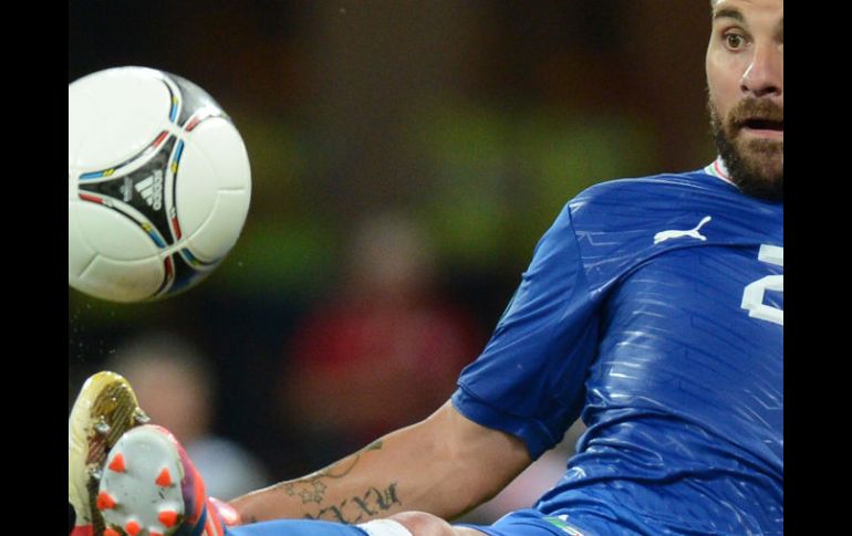 Ayer, el defensa italiano estuvo en los cuartos de final de la Eurocopa, en un partido contra Inglaterra. AFP  /