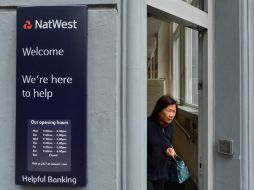 Sucursales del banco NatWest, parte de RBS, abrieron por primera vez en domingo para atender a clientes afectados por la falla. REUTERS  /