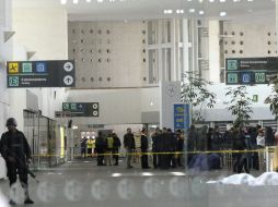 Un militar custodia el lugar donde yacen los cuerpos de dos policías que perdieron la vida en el tiroteo. EFE  /