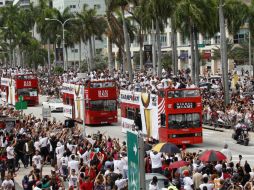Los miembros del equipo recorrieron las calles de Miami acompañados por sus familiares en camiones y autobuses descapotables. AP  /
