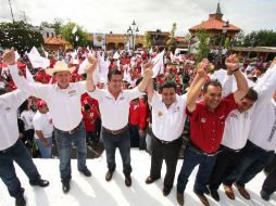 La gira, denominada la Ruta del Cambio y la Esperanza, inició esta mañana en el municipio de Acatlán de Juárez. ESPECIAL  /