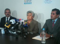 María del Refugio Rocha Aranda suplente del CEF, director del DIF, Felipe de Jesús Valdez, (izq) y vocero del Consejo, Rubés Reynoso.  /