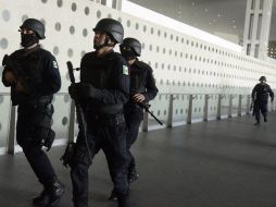 Varios militares hacen un operativo hoy en el AICM, donde un tiroteo dejó tres policías muertos. EFE  /