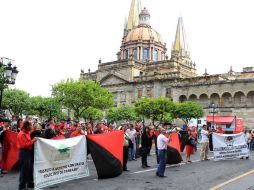 Manifestación de maestros del Cobaej frente a Palacio de Gobierno.  /