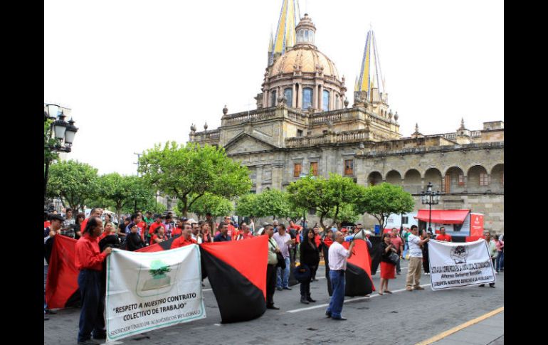 Manifestación de maestros del Cobaej frente a Palacio de Gobierno.  /