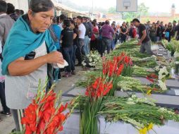 Familiares y amigos dan en último adiós a las 28 personas fallecidas en el accidente carretero ocurrido en Guerrero. NTX  /