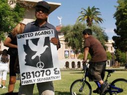 Un hombre muestra hoy en Arizona su oposición a la ley SB1070. REUTERS  /