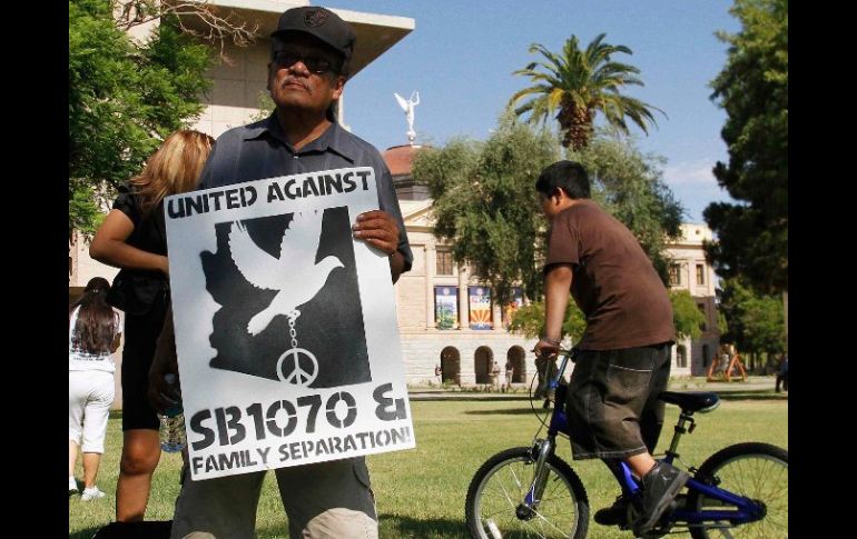 Un hombre muestra hoy en Arizona su oposición a la ley SB1070. REUTERS  /