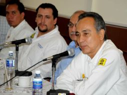 Garza Martínez se reunió con líderes de la Cámara de Comerciantes del Mercado de Abastos. ESPECIAL  /