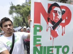 Ayer, manifestantes, entre ellos del movimiento #YoSoy132, participaron por calles del DF en la la llamada marcha Anti Peña Nieto. EFE  /