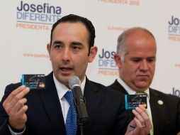 Roberto Gil (i) y Juan Ignacio Zavala (d) denuncian la presunta entrega de dinero a representantes de casilla por parte del PRI. NTX  /