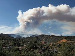 Una humareda, provocada por un incendio forestal, es vista  en las colinas al oeste de Manitou Springs, Colorado. AP  /