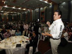 El candidato del PRI, Aristóteles Sandoval, durante el desayuno que tuvo con grupo de evangélicos en el hotel Riu. ARCHIVO  /