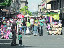 El comercio ambulante en el Centro Histórico tapatío forma parte de los incumplimientos a la reglamentación municipal en Guadalajara.  /