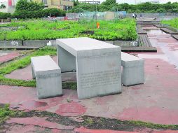 Para esta pieza la artista mezcló cemento con el agua extraída de paños utilizados para limpiar la sangre de victimas. ESPECIAL  /