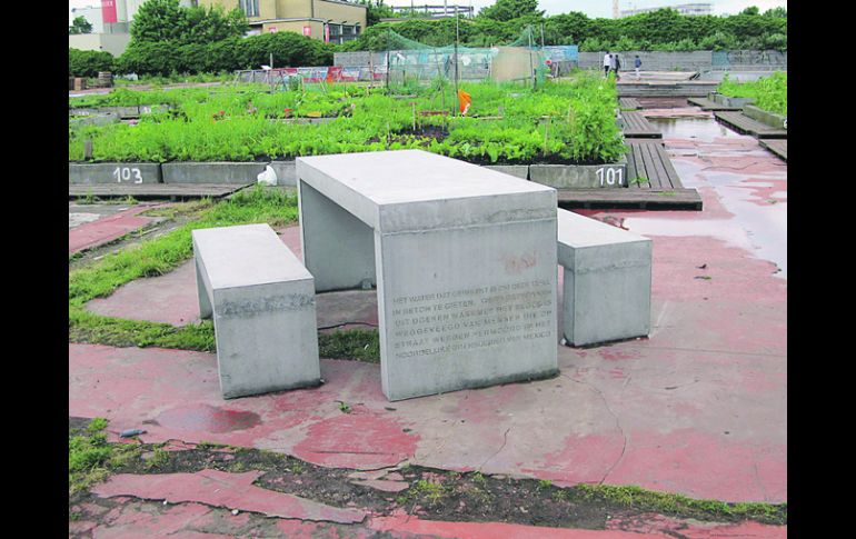 Para esta pieza la artista mezcló cemento con el agua extraída de paños utilizados para limpiar la sangre de victimas. ESPECIAL  /