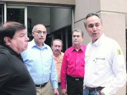 Fernando Garza sostuvo un encuentro con miembros de la Unión de Comerciantes del Mercado de Abastos. ESPECIAL  /