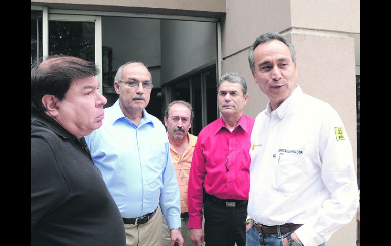 Fernando Garza sostuvo un encuentro con miembros de la Unión de Comerciantes del Mercado de Abastos. ESPECIAL  /