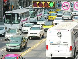 El sector transportista congestiona el Centro con el paso desordenado de más de dos mil 500 camiones en el primer cuadro.  /