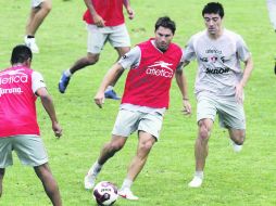 El argentino Leandro Cufré (i) fue pilar para la zaga y del chileno Héctor Mancilla se espera que cubra la cuota goleadora. MEXSPORT  /