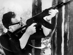 En 1908 nace el político chileno Salvador Allende. Aquí, con un AK-47 obsequio de Fidel Castro. ARCHIVO. archivo  /