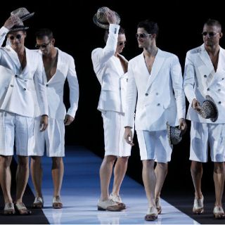 Desfile en Milán de piernas masculinas con pantalones mínimos