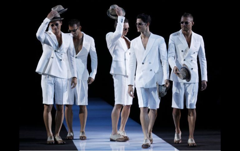 Modelos luciendo las creaciones de Giorgio Armani celebrada en Milán Italia. AP  /