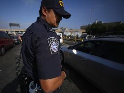 Quienes tengan lo necesario, emprenderán el cruce a territorio nacional para sufragar. REUTERS  /