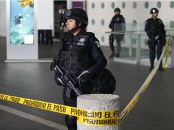 Las zonas de la glorieta del primer piso y el área de comida rápida están custodiadas por elementos de la Policía Federal. REUTERS  /