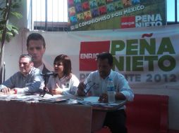 Mauricio Gudiño, Claudia Delgadillo y Nicolás Maestro, candidato a diputado local, presidieron la rueda de prensa.  /