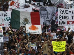 El movimiento #YoSoy132 se manifestó el pasado domingo en contra de Enrique Peña Nieto, en el Ángel de la Independencia. ARCHIVO  /