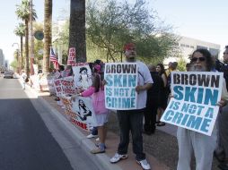 Manifestantes protestan contra la SB1070. REUTERS  /