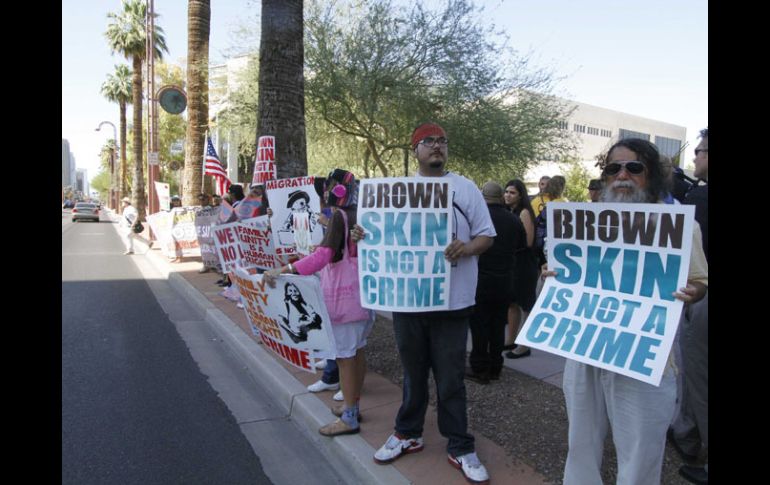 Manifestantes protestan contra la SB1070. REUTERS  /