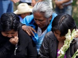 Ayer se realizó el sepelio de los fallecidos en el accidente de microbús que se desbarrancó en Guerrero. REUTERS  /