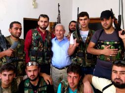 El líder opositor, Galion (c), se reunió con los comandantes del rebelde Ejercito Libre Sirio desplegados en la frontera turca. REUTERS  /