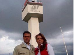 Esta tarde, Peña Nieto difunde, en Twitter, que el avión en que viajaba aterrizó de emergencia en el aeropuerto de Puebla.  /