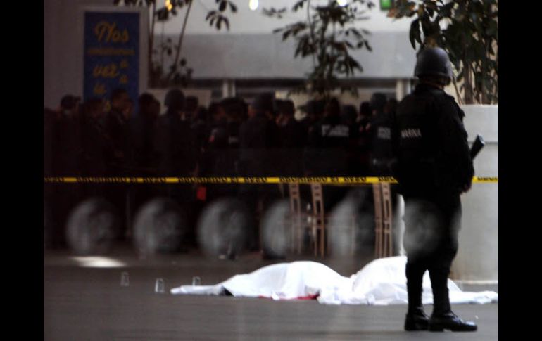 Ayer, una balacera entre agentes de la Policía Federal, en el AICM, dio como resultado la muerte de tres de ellos. ARCHIVO  /
