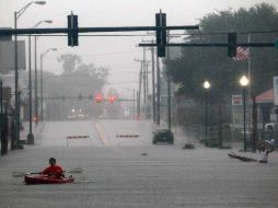 La tormenta tropical ''Debby'' entró a la costa noroeste de Florida, acompañada por torrenciales lluvias que ya dejan inundaciones. AP  /
