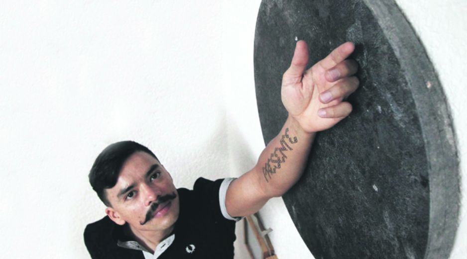 Para la realización de sus piezas utiliza una variedad de soportes como escultura, fotografía, pintura, dibujo y arte urbano  /