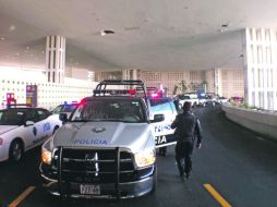 Patrullas de diversas corporaciones arribaron ayer al aeropuerto capitalino, tras el ataque contra tres policías federales.EL UNIVERSAL  /