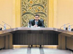 Al centro, el presidente sirio Bashar al Assad encabeza la ceremonia de juramento de los nuevos integrantes del Gobierno. AFP  /