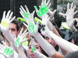Los manifestantes tenían unos ojos dibujados en las palmas de las manos. EL UNIVERSAL  /