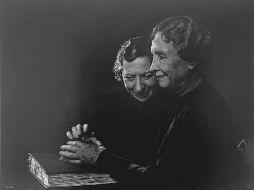Helen Keller (Nacida en 1880) junto a su última traductora Polly Thompson. ESPECIAL  /