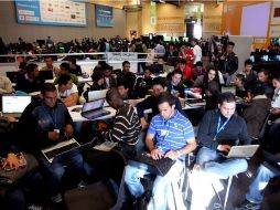 Cientos de jóvenes se reúnen a compartir ideas y a aprender más sobre las nuevas tecnologías. EFE  /