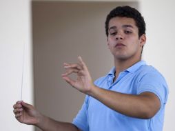 Salazar, quien además domina la guitarra, recuerda que su primera vez como director le llegó de pura casualidad. REUTERS  /