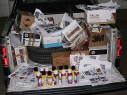 Entre el material incautado había ocho cajas de cartón con botes de pegamento en aerosol y siete cajas con la propaganda.  /