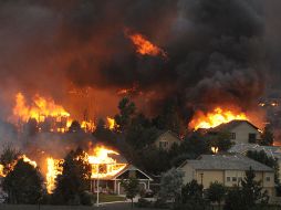 El incendio destruyó decenas de viviendas y obligó al desalojo de más de 32 mil personas. AP  /