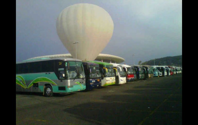 En el operativo vial participan aproximadamente 120 oficiales. Imagen de los camiones en el Omnilife  /
